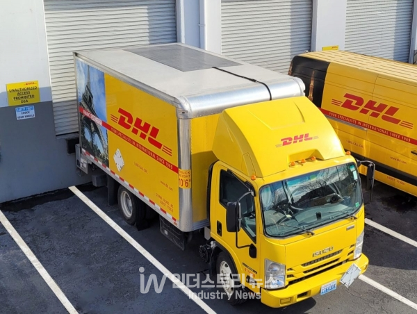 국제 특송 배송기업 DHL이 배송트럭에 태양광을 설치하고 있다. [사진=DHL]