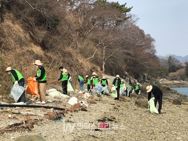 한국남동발전은 사업소 주변 환경정화 활동을 진행했다. [사진=한국남동발전]