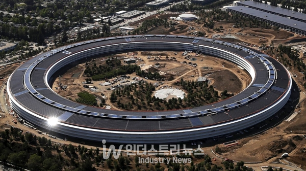 애플 본사 건물에 17MW 규모 선파워 모듈이 설치된 모습 [사진=맥시온 솔라 테크놀로지스]<br>