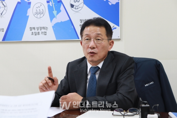 이 대표는 “CIGS 박막 태양전지의 현재 수준은 셀 기준 16%의 에너지 전환 효율을 확보했다”며, “현재 모듈 효율 14%를 목표로 안정화 평가 진행 중에 있다”고 말했다.