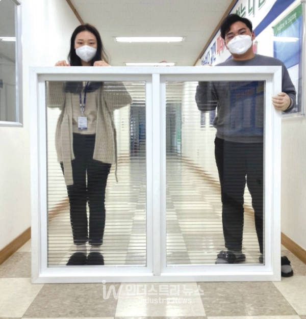 메카로에너지가 제조한 투명 태양전지 모듈(0.6m×1.2m, CIGS panel) [사진=메카로에너지]