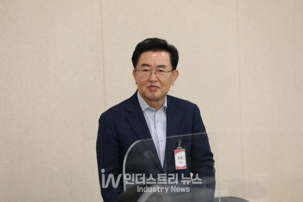 브리핑 현장에서 인사를 하는 이창의 잡지주간2022 조직위원회 부위원장(한국문화관광미디어 대표, 제39대 잡지협회장) [사진=잡지협회]<br>