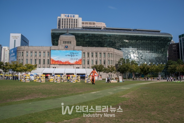 서울시는 젊은 나이에 목숨을 잃은 이태원 사고 사망자의 안타까운 죽음을 추모하기 위해 ‘이태원 사고 사망자 합동분향소’를 10월 31일부터 서울광장에 설치·운영한다고 밝혔다. [사진=서울시]