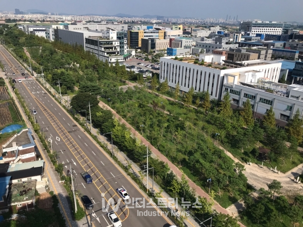 수원델타플렉스 인근 중보들공원 일원에 조성된 미세먼지 차단숲 [사진=수원시]