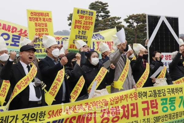 공동대책위는 “태양광 발전사업의 경우 정부의 정책을 믿고 20년 이상의 장기적인 사업에 투자하는데 SMP 상한제가 도입된다면, 발전소 투자금 회수에 15년이 더 소요될뿐더러 원자재가격 폭등, 대출이율 급증 등 전반적인 물가상승률이 높아지는 상황에 대비할 수가 없어 일반 국민이 태양광 산업에 참여할 이유가 사라진다”고 지적했다.  [사진=인더스트리뉴스]