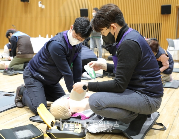 자동심장충격기(AED, Automated External Defibrillator)는 심정지 환자에 전기 충격을 가해 심장 기능이 회복될 수 있도록 돕는 응급 구조 장비다. [사진=BGF리테일]