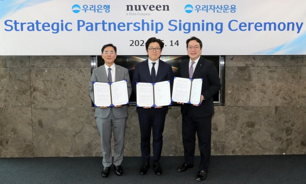 지난 14일 서울 중구 우리은행 본점에서 우리은행과 우리자산운용이 글로벌 자산운용사 누빈(Nuveen)과 양해각서(MOU) 체결 협약식에서 (사진 왼쪽부터) 기동호 우리은행 기업투자금융부문장, 장재호 누빈 한국대표, 최승재 우리자산운용 대표가 사진촬영을 하고 있다. [사진=우리은행]