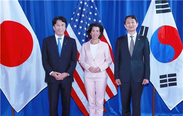 (사진 왼쪽부터) 사이토 켄 일본 경제산업상, 지나 러몬도 미국 상무장관, 안덕근 산업통상자원부 장관. [사진=산업통상자원부]