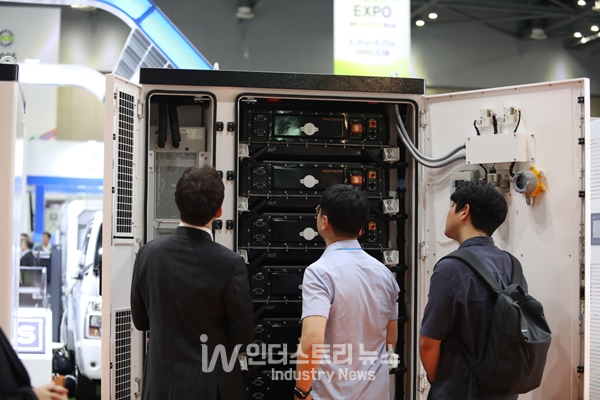 2024 탄소중립산업포럼 및 세계 배터리&충전인프라·태양에너지 엑스포가 27일 사흘간의 여정을 마치고 성공적으로 폐막했다. [사진=인더스트리뉴스]<br>