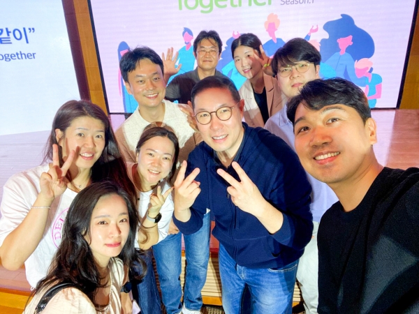 조현상 HS효성 부회장이 HS효성 첫 타운홀 미팅에서 참석한 직원들과 기념 사진을 촬영하고 있다. [사진=HS효성]