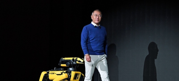정의선 현대차 회장이 지난 2022년 1월 미국 라스베이거스에서 열린 현대차그룹 기자 간담회에서 로봇개 ‘스팟(SPOT)’을 데리고 등장, 이목을 끌고 있다. [사진=현대차그룹]