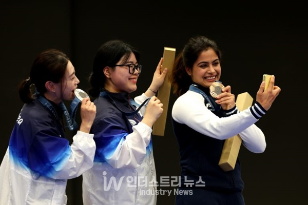 28일(현지시간) 프랑스 샤토루 슈팅센터에서 열린 2024 파리 올림픽 사격 여자 10m 공기권총 금메달 오예진(가운데), 은메달 김예지(왼쪽), 동메달 마누 바커가 시상식에서 갤럭시 Z 플립6 올림픽 에디션으로 빅토리 셀피를 찍고 있다. [사진=삼성전자]