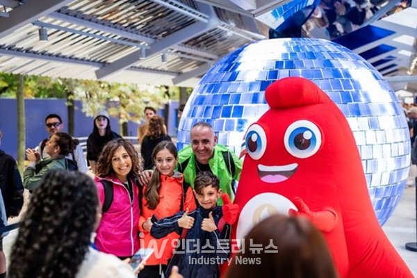 파리 마리니 광장에 추가 오픈한 ‘삼성 올림픽 체험관’을 찾은 방문객들이 삼성전자의 올림픽 헤리티지와 기술을 체험하고 있다. [사진=삼성전자]