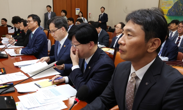 30일 서울 여의도 국회 정무위원회에서 열린 ’티몬·위메프 정산 및 환불 지연 사태‘ 관련 긴급 현안질의에 (사진 왼쪽부터) 류화현 위메프 대표, 류광진 티몬 대표, 구영배 큐텐그룹 대표, 한기정 공정거래위원장, 김소영 금융위부위언장, 이복현 금융감독원장이 참석해 있다. [사진=연합뉴스]