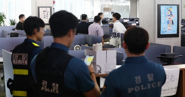 검찰 수사관들이 티몬·위메프 판매대금 정산 지연 사태와 관련해 1일 서울 강남구 위메프 본사를 압수수색하고 있다. [사진=연합뉴스]