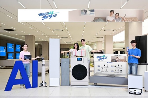 삼성전자 모델이 삼성스토어 대치점에서 ‘삼성전자 AI 세일 페스타’를 소개하고 있다. [사진=삼성전자]