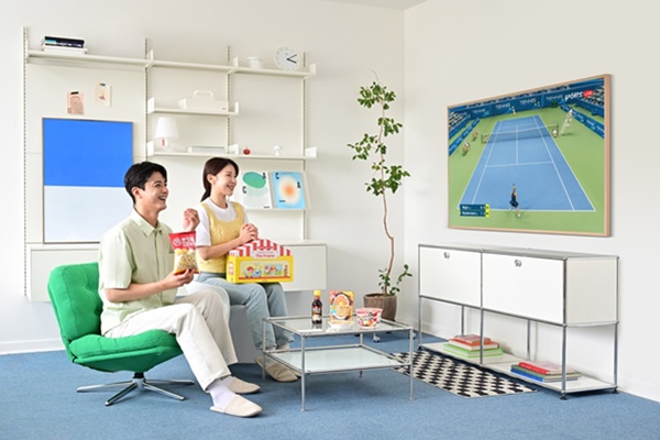 삼성전자 모델이 더 프레임으로 스포츠 경기를 시청하며 ‘삼성 라이프스타일 TV 하우스 with 옐로우즈’ 패키지를 즐기고 있다. [사진=삼성전자]