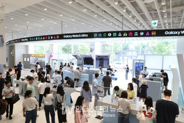 갤럭시 스튜디오 ‘삼성스토어 홍대’에 공항 콘셉트로 꾸며진 체험 공간 전경. [사진=삼성전자]