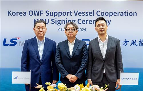 지난 7일 대만 타이중시 DFO 본사에서 열린 업무협약식에서 참석자들이 기념촬영을 하고 있다. 왼쪽부터 이상호 LS에코에너지 대표, 최인규 LS마린솔루션 영업부문장, 폴린 첸 DFO CEO.