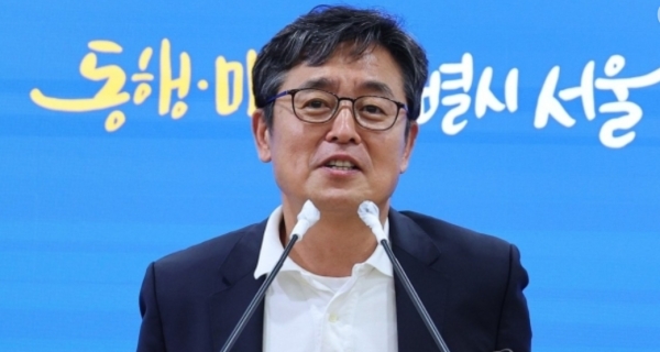 여장권 서울시 기후환경본부장이 9일 서울 중구 서울시청에서 공동주택 전기차 화재 예방대책을 발표하고 있다./사진 = 연합뉴스