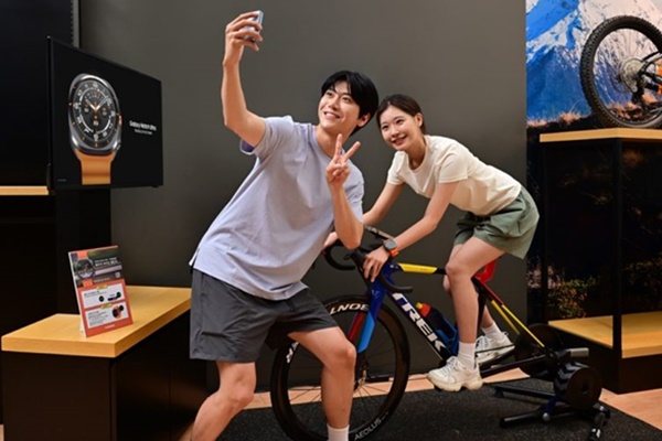 삼성전자와 ‘트렉 바이시클’의 협업으로 진행되는 ‘울트라 라이딩 챌린지’에서 ‘갤럭시 워치 울트라’를 체험하는 모습. [사진=삼성전자]