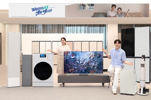 삼성전자 모델이 ‘삼성전자 AI 세일 페스타’를 소개하고 있다. [사진=삼성전자]