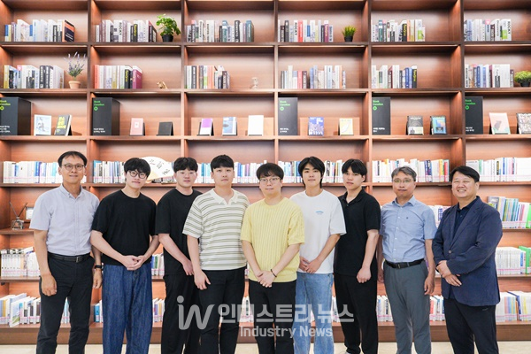 (사진 왼쪽부터) 김진영 교수, 윤창현 연구원, 송지원 연구원, 신윤섭 박사(제1저자), 이재휘 연구원(제1저자), 이동민 연구원, 김민성 연구원, 이근식 교수, 김동석 교수 [사진=UNIST]