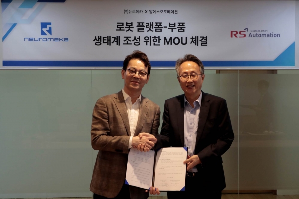양해각서 체결 후 양사 대표가 기념촬영을 하고 있다. 왼쪽부터 뉴로메카 박종훈 대표, 알에스오토메이션 강덕현 대표. [사진=뉴로메카]