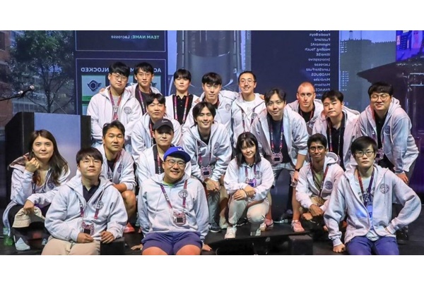삼성리서치와 조지아텍, 뉴욕대학교, 카이스트, 포스텍의 연구원으로 구성된 ‘팀 애틀랜타’가 환하게 웃어보이고 있다. [사진=삼성전자]