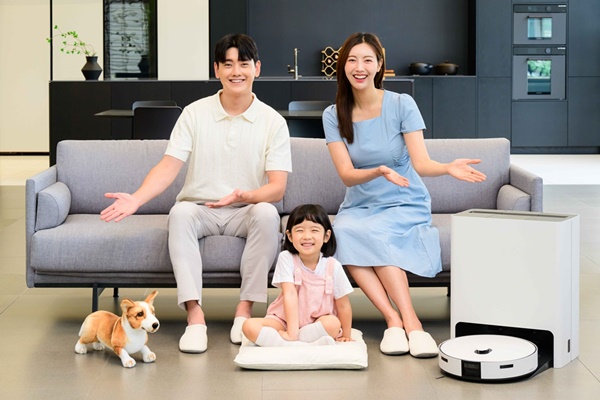 삼성전자 모델들이 스마트 포워드를 통해 물걸레 자동 세척 로봇청소기 ‘비스포크 AI 스팀’에 적용된 ‘스팀집중모드’를 소개하고 있다. [사진=삼성전자]