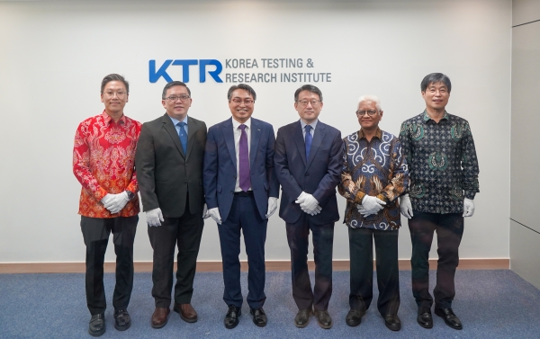 개소식에 참석한 관계자들이 기념촬영을 하고 있다. 왼쪽부터 KTR 인도네시아 우동혁 지사장, PT Qualis 에리윈 리날디 이사, KTR 김현철 원장, 주인도네시아 박수덕 대한민국 공사, MUTU 아리핀 람바가 회장, 코트라 이장희 자카르타 무역관장. [사진=KTR]