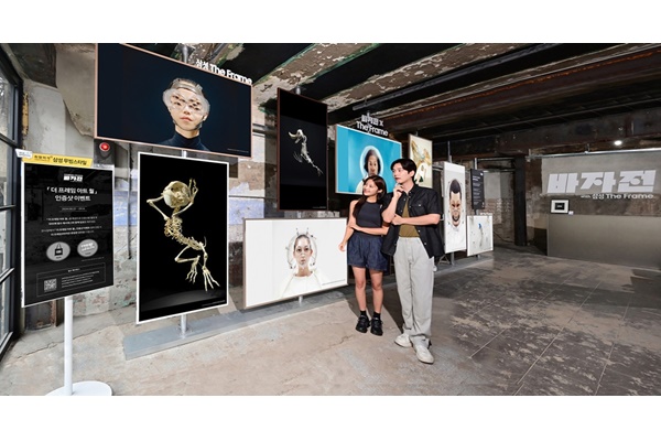 삼성전자 모델이 '바자展: UNDER/STAND with 삼성 The Frame'에서 라이프스타일 TV 삼성 ‘더 프레임’을 활용한 10M 길이의 대형 아트 월을 체험하고 있다. [사진=삼성전자]
