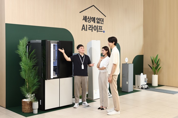 삼성스토어 모델이 삼성스토어 도봉쌍문에서 AI 가전을 체험하고 있다. [사진=삼성스토어]