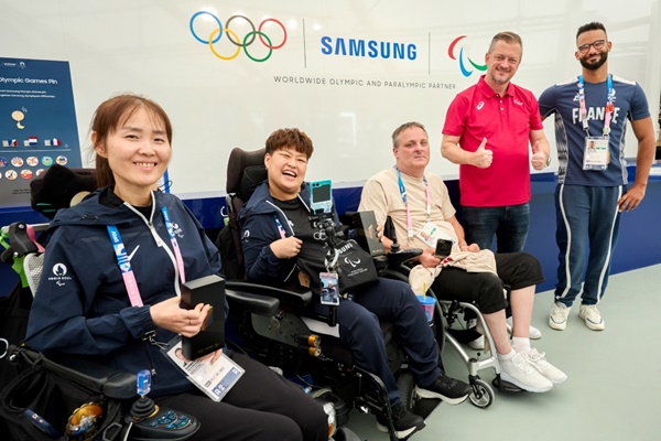 (왼쪽부터) 강선희, 정소영(이상 대한민국, 보치아), 커트 부스크 (Kurt Busk, 덴마크, 휠체어 럭비) 선수와 IPC 위원장 앤드류 파슨스(Andrew Parsons), 조르당 루스(Jordan Luce, 프랑스, 휠체어 농구) 선수가 2024 파리 올림픽·패럴림픽 선수촌에 마련된 삼성 올림픽 체험관에서 포즈를 취하고 있다. [사진=삼성전자]