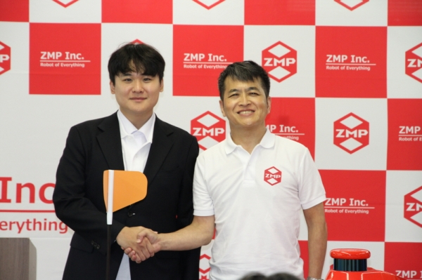 자율주행 로봇 서비스 기업 뉴빌리티가일본 로봇 기업 ZMP와 전략적 파트너십을 체결하면서 로봇 서비스 사업을 공동 추진한다. 왼쪽부터 뉴빌리티 이상민 대표, ZMP 타니구치 히사시 대표. [사진=뉴빌리티]