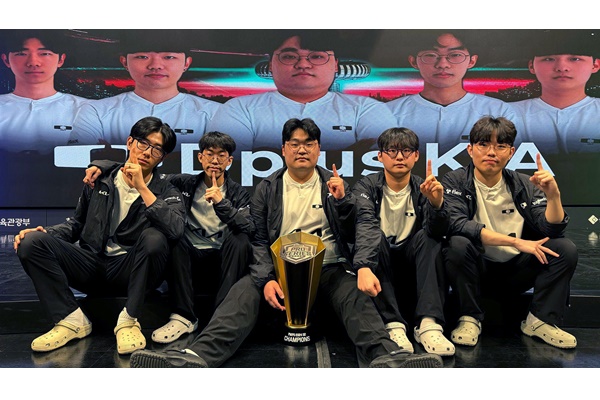 PMPS 2024 시즌 2 우승팀 디플러스 기아 (왼쪽부터) ‘케이’ 이슬우 선수, ‘칩스’ 정유찬 선수, ‘파비안’ 박상철 선수’, ‘놀부’ 송수안 선수, ‘오살’ 고한빈 선수가 포즈를 취해 보인다. [사진=크래프톤]