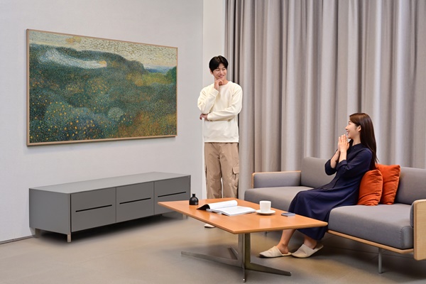 삼성전자 모델이 새롭게 출시한 ‘더 프레임’ 전용 ‘아트 스토어’의 연간 멤버십으로 작품을 감상하고 있다. [사진=삼성전자]