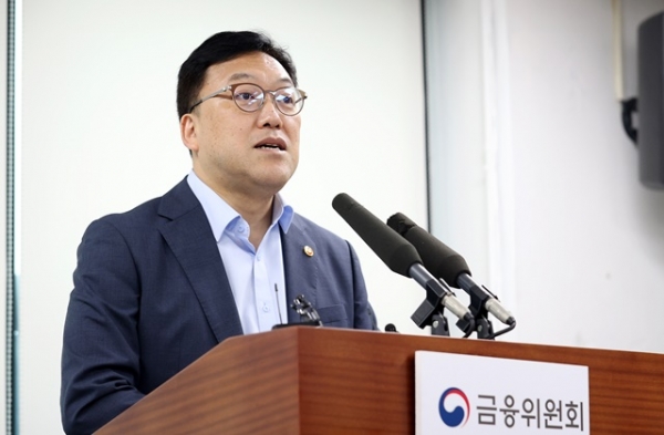 김병환 금융위원장이 6일 서울 종로구 정부서울청사에서 가계부채 관련 브리핑을 하고 있다 / 사진 = 공동취재단