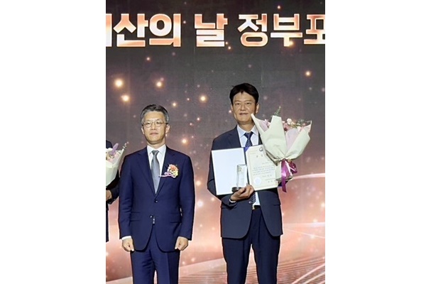 한미약품 최인영 R&D센터장(오른쪽)이 ‘제7회 지식재산의 날’ 정부포상 시상식에서 산업통상자원부 오승철 산업기반실장으로부터 산업부 장관 표창을 받은 뒤 표창장을 들어 보이며 미소 짓고 있다. [사진=한미약품]