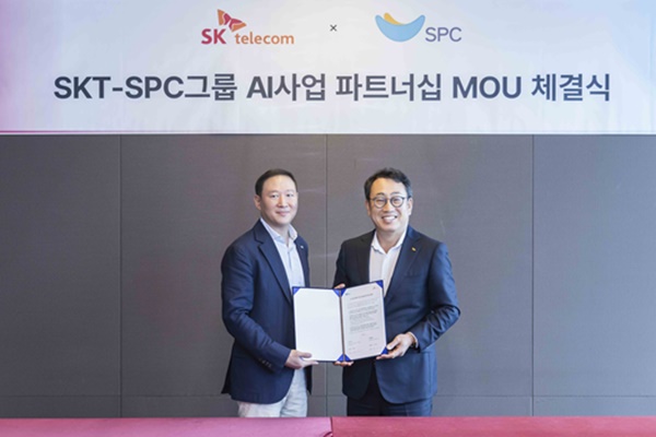 허희수 SPC 그룹 부사장(왼쪽)과 유영상 SKT CEO가 MOU를 마친 후 협약서를 들어 보이고 있다. [사진=SKT]