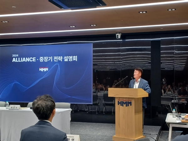 김경배 HMM 사장이 10일 서울 여의도 HMM본사에서 열린 '2024 얼라이언스·중장기 전략 설명회'에 앞서 모두발언을 하고 있다/사진 = 홍윤기 기자