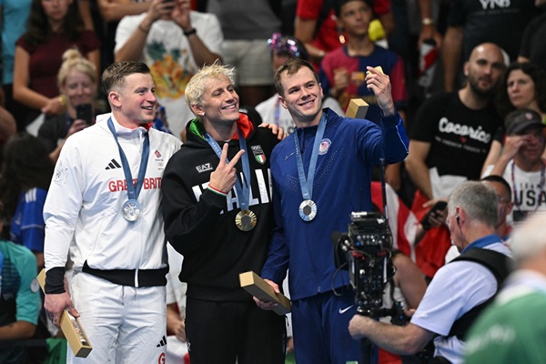 (왼쪽부터) 2024 파리 올림픽 수영 남자 평영 100m 시상식에서 애덤 피티(Adam Peaty, 영국), 니콜로 마르티넨기(Nicolo Martinenghi, 이탈리아), 닉 핑크(Nic Fink, 미국) 선수가 빅토리 셀피를 찍고 있는 모습. [사진=삼성전자]