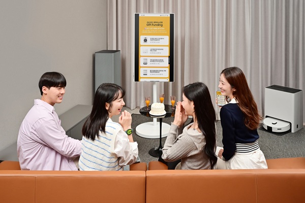 삼성전자 모델들이 삼성 무빙스타일을 활용해 기프트 펀딩으로 구매할 제품을 선택하고 있다. [사진=삼성전자]