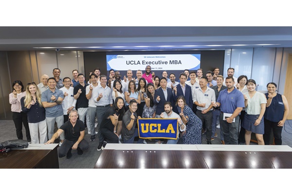 UCLA MBA 학생들과 교수진이 SK T타워에서 단체 기념사진을 촬영하고 있는 모습. [사진=SKT]