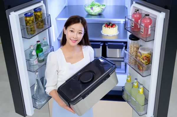 삼성전자 모델이 '비스포크 AI 김치플러스'의 '냄새 케어 김치통'을 소개하고 있다/ 사진 = 삼성전자