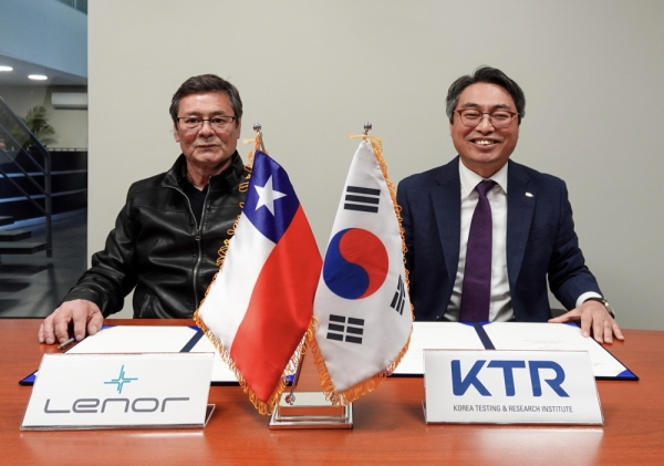 KTR이 발행한 전기전자제품 공인 시험성적서가 칠레에서 인정받게 되면서 우리 기업의 부담을 크게 낮출 것으로 예상된다. 사진 왼쪽부터 칠레 LENOR Chile 아랑귀즈 바라 대표, KTR 김현철 원장. [사진=KTR]