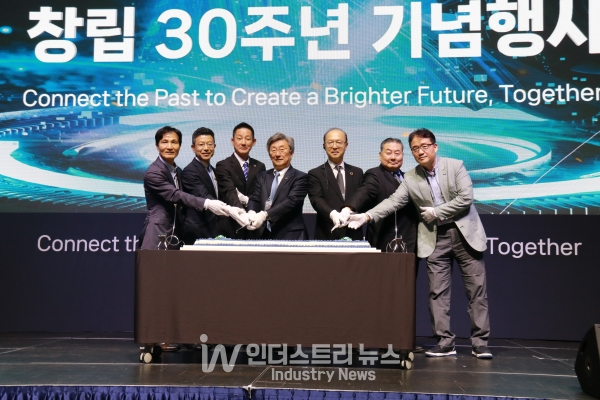 한국야스카와전기가 26일 수원컨벤션센터에서 창립 30주년 기념식을 열었다. (사진 가운데)야스카와전기 오가사와라 히로시(小笠原浩) 회장 등 임직원들이 떡 커팅식을 진행하고 있다. [사진=인더스트리뉴스]