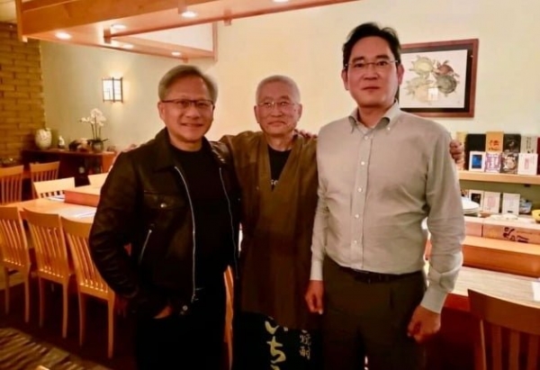 지난해 5월 미국 출장 중 현지 한 일식집에서 젠슨 황 엔비디아 최고경영자를 만난 이재용 삼성전자 회장/사진 = 스와스시 페이스북