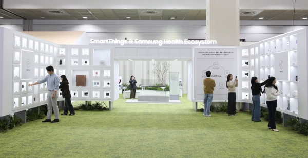KES 2024(한국전자전) 삼성전자관 ‘AI for SmartThings’존에서 관람객들이 스마트싱스 제휴사 제품들을 살펴보고 있다./ 사진 = 삼성전자