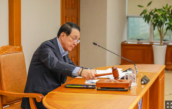 노동진 수협중앙회장이 22일 송파구 수협중앙회 본사에서 전국 회원조합 부실채권 정리를 위한 자회사 설립 출자 안건을 의결한 후 의사봉을 두드리고 있다. / 사진=수협중앙회